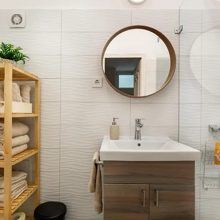 Cosy By Stn شقة بودابست