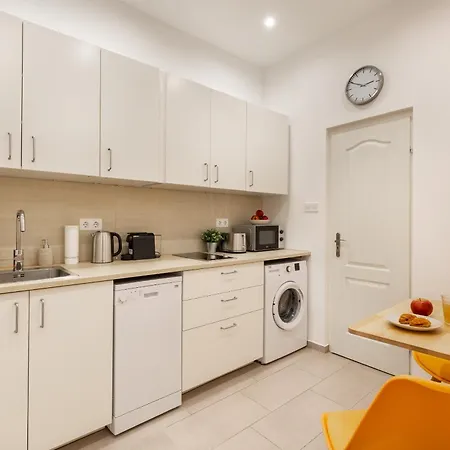 Cosy By Stn بودابست