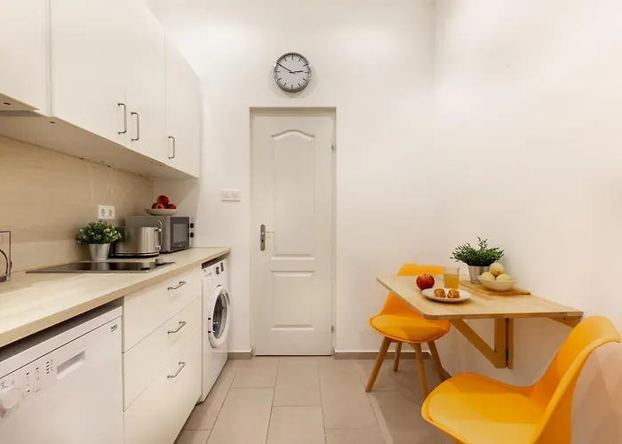 Lägenhet Cosy By Stn Budapest